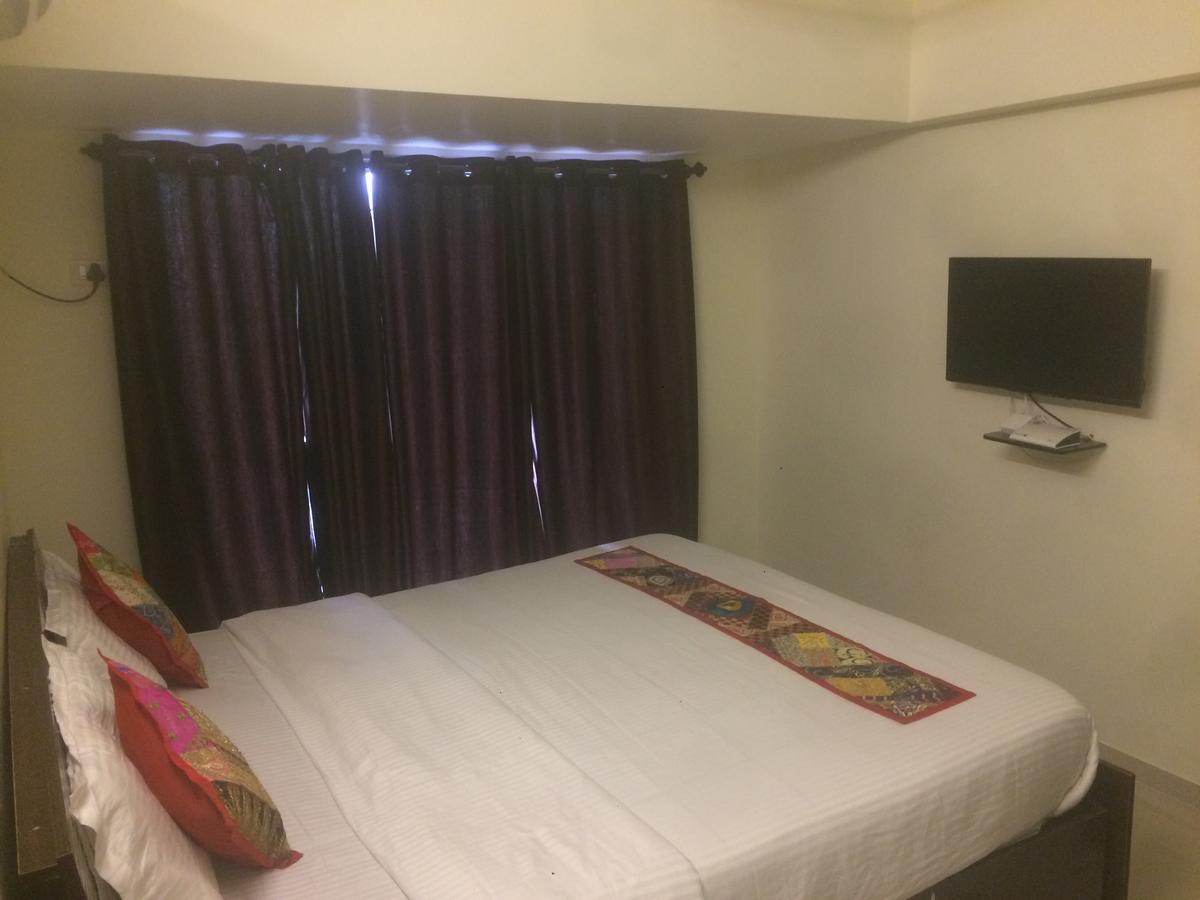 Poonam Hieghts Bed and Breakfast Mumbai Exteriör bild