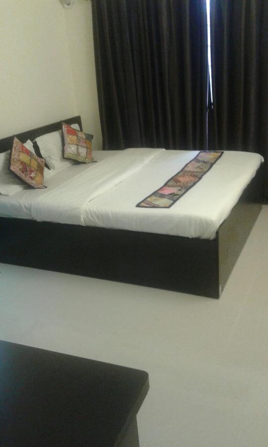 Poonam Hieghts Bed and Breakfast Mumbai Exteriör bild