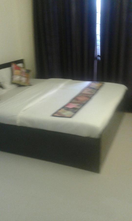 Poonam Hieghts Bed and Breakfast Mumbai Exteriör bild
